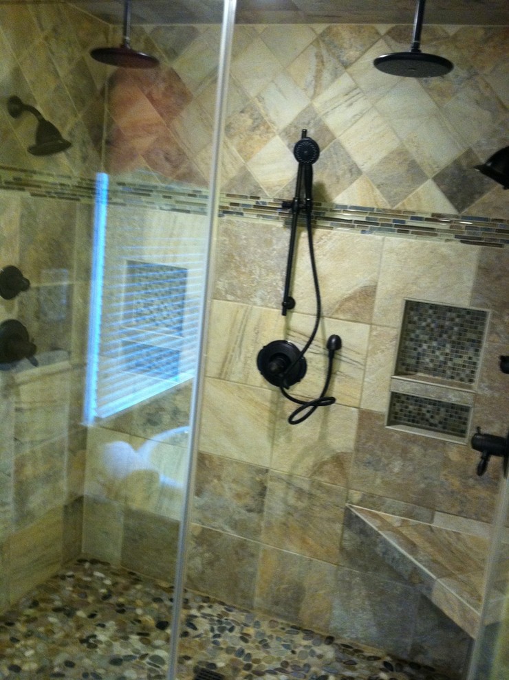 Bild på ett rustikt en-suite badrum, med luckor med upphöjd panel, skåp i mellenmörkt trä, granitbänkskiva, ett hörnbadkar, en dubbeldusch, brun kakel, porslinskakel, gula väggar och klinkergolv i porslin