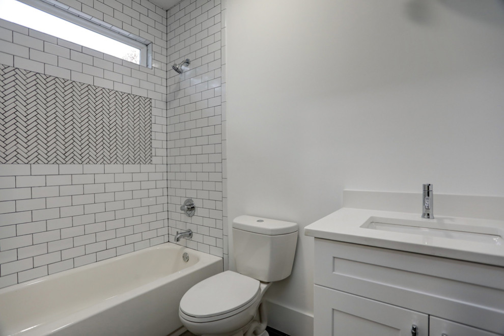 Inspiration för mellanstora klassiska vitt badrum för barn, med skåp i shakerstil, vita skåp, ett badkar i en alkov, en toalettstol med separat cisternkåpa, vit kakel, cementkakel, grå väggar, cementgolv, ett undermonterad handfat, bänkskiva i kvartsit och grått golv