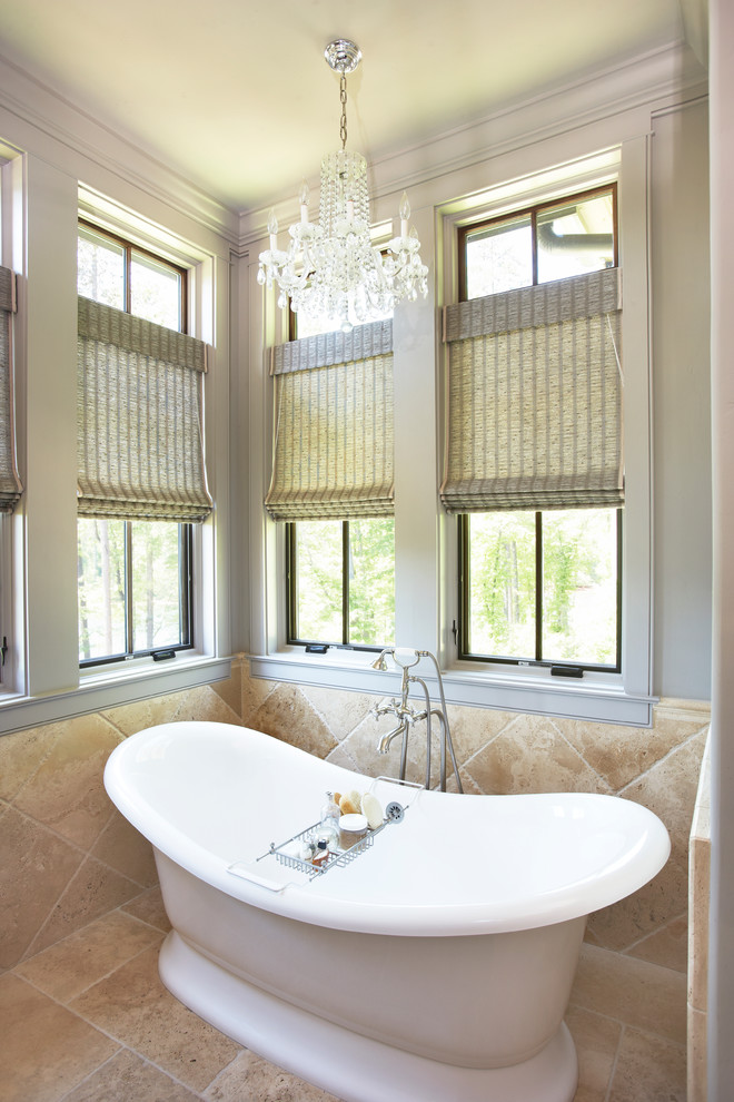 Idées déco pour une salle de bain principale classique de taille moyenne avec un carrelage beige et un mur blanc.