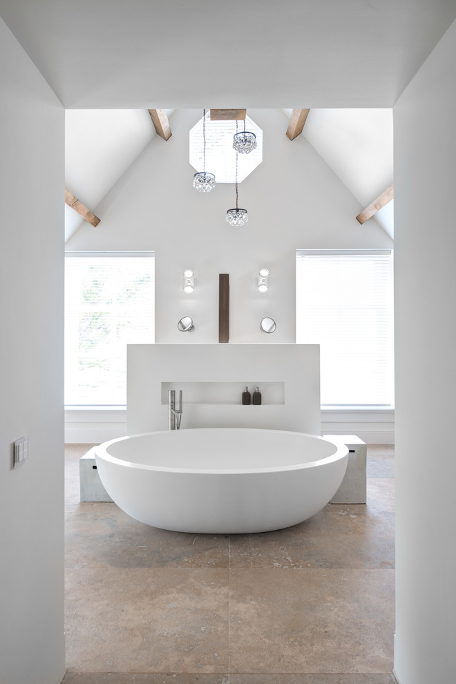 Inspiration för ett funkis badrum, med ett fristående badkar och vita väggar