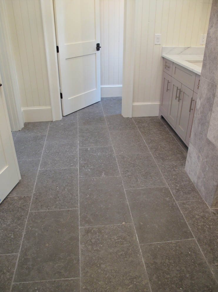 Esempio di una stanza da bagno classica con piastrelle grigie, piastrelle in pietra e pavimento in marmo