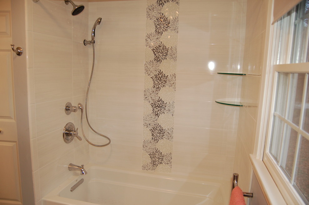 Imagen de cuarto de baño principal ecléctico de tamaño medio con armarios con paneles lisos, puertas de armario grises, paredes beige y suelo de baldosas de cerámica