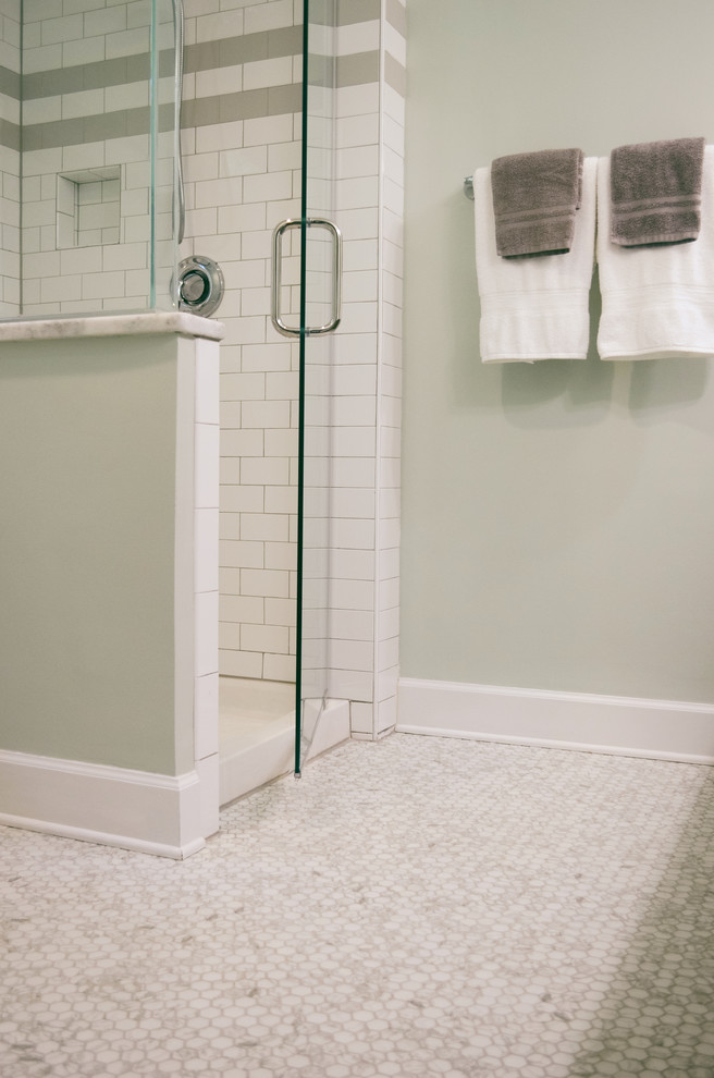 Idee per una piccola stanza da bagno padronale tradizionale con ante in stile shaker, ante grigie, WC a due pezzi, piastrelle bianche, piastrelle in ceramica, pareti blu, lavabo sottopiano, top in marmo e porta doccia a battente