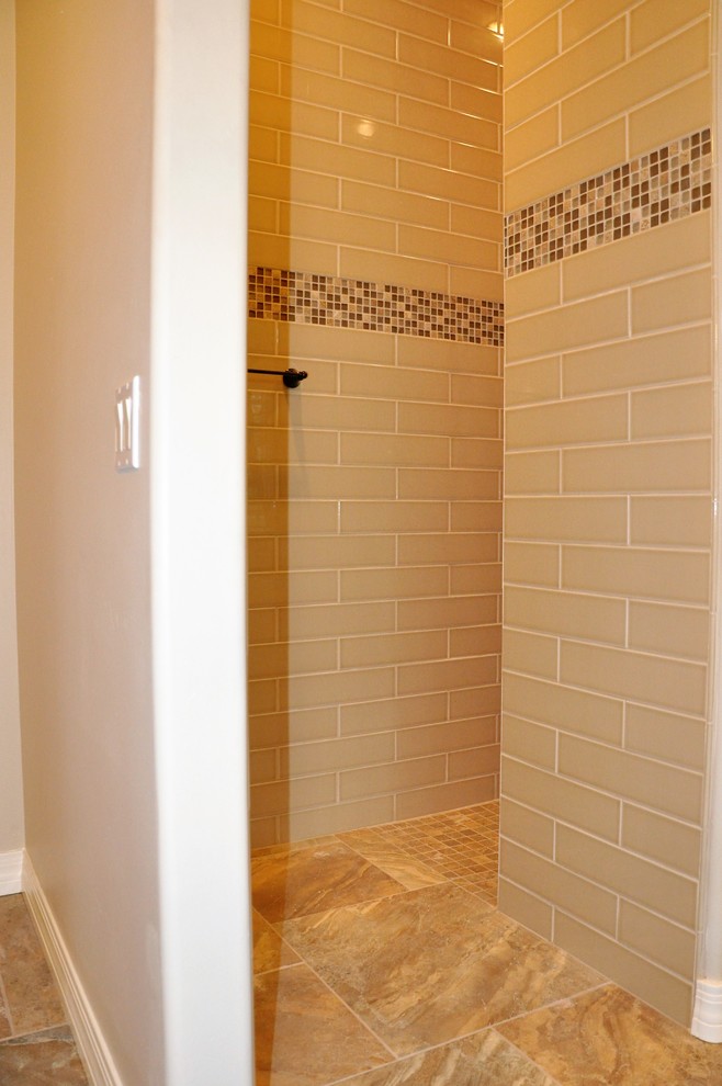 Inspiration för ett vintage en-suite badrum, med luckor med infälld panel, skåp i ljust trä, en kantlös dusch, beige kakel, brun kakel, mosaik, beige väggar, ett undermonterad handfat och granitbänkskiva