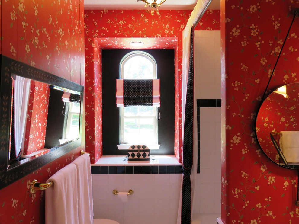 Exemple d'une salle d'eau moderne en bois clair de taille moyenne avec un placard à porte plane, une baignoire en alcôve, un combiné douche/baignoire, WC séparés, un carrelage noir et blanc, un carrelage en pâte de verre, un mur rouge, un sol en carrelage de porcelaine, un lavabo posé et un plan de toilette en carrelage.