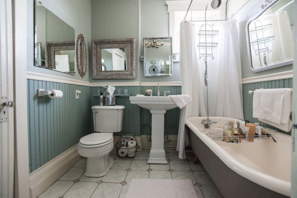 Пример оригинального дизайна: маленькая ванная комната в стиле кантри с раковиной с пьедесталом, ванной на ножках, серой плиткой, каменной плиткой, мраморным полом, душем над ванной, серыми стенами, душевой кабиной, серым полом и шторкой для ванной для на участке и в саду