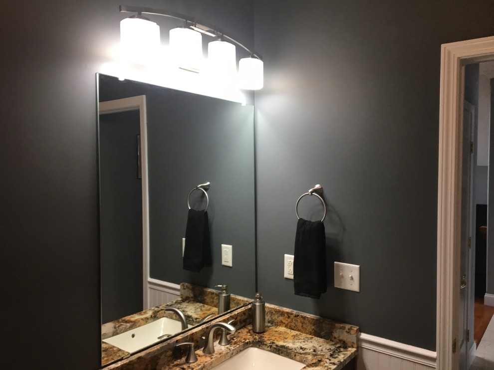 Idéer för mellanstora vintage flerfärgat badrum med dusch, med luckor med profilerade fronter, skåp i mörkt trä, en toalettstol med separat cisternkåpa, grå väggar, mellanmörkt trägolv, ett undermonterad handfat och granitbänkskiva
