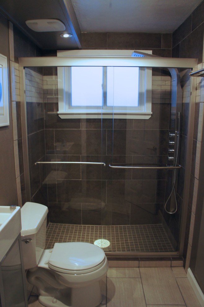 Exempel på ett mellanstort modernt badrum, med ett väggmonterat handfat, luckor med glaspanel, grå skåp, bänkskiva i akrylsten, en öppen dusch, grå kakel, porslinskakel, grå väggar och klinkergolv i porslin