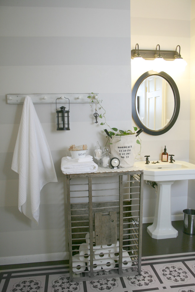 Стильный дизайн: ванная комната: освещение в классическом стиле с раковиной с пьедесталом - последний тренд