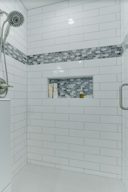 Klassisk inredning av ett mellanstort vit vitt badrum för barn, med skåp i shakerstil, blå skåp, en dusch i en alkov, en toalettstol med hel cisternkåpa, vit kakel, tunnelbanekakel, grå väggar, klinkergolv i porslin, ett integrerad handfat, bänkskiva i kvarts, vitt golv och dusch med gångjärnsdörr
