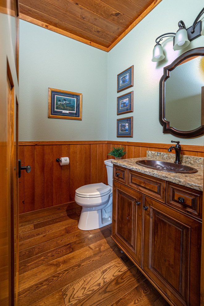 Idéer för ett rustikt brun badrum, med luckor med upphöjd panel, skåp i mellenmörkt trä, mellanmörkt trägolv, ett nedsänkt handfat och bänkskiva i akrylsten