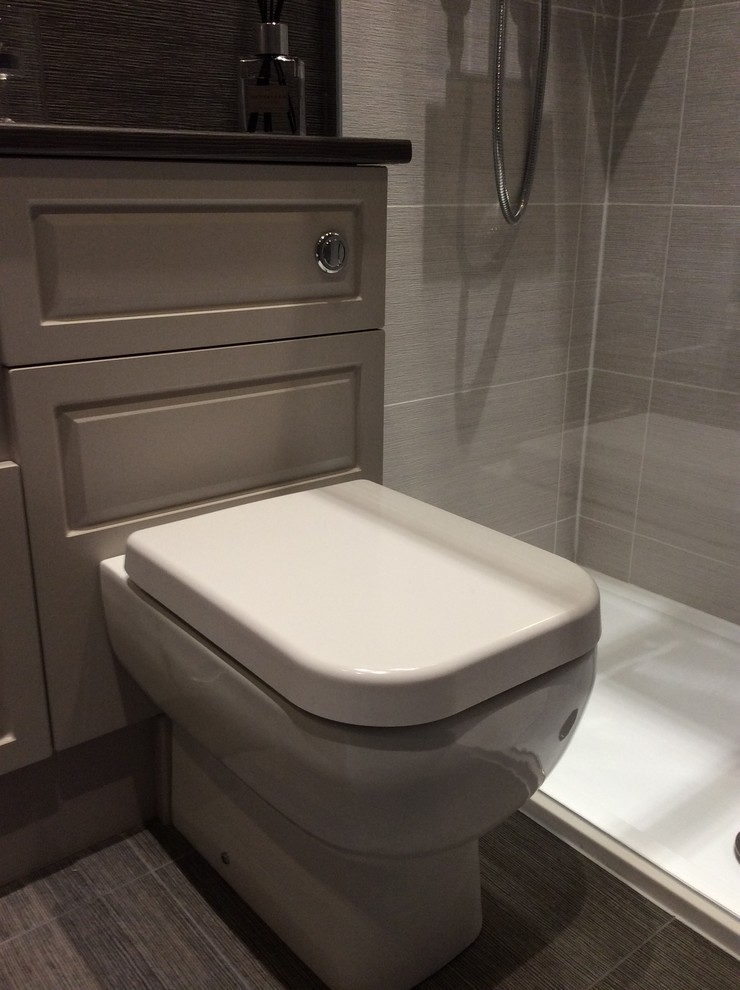 Exempel på ett modernt badrum, med ett platsbyggt badkar, en kantlös dusch, beige väggar, klinkergolv i keramik och ett nedsänkt handfat