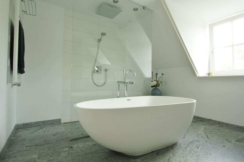 Example of a minimalist bathroom design in Amsterdam