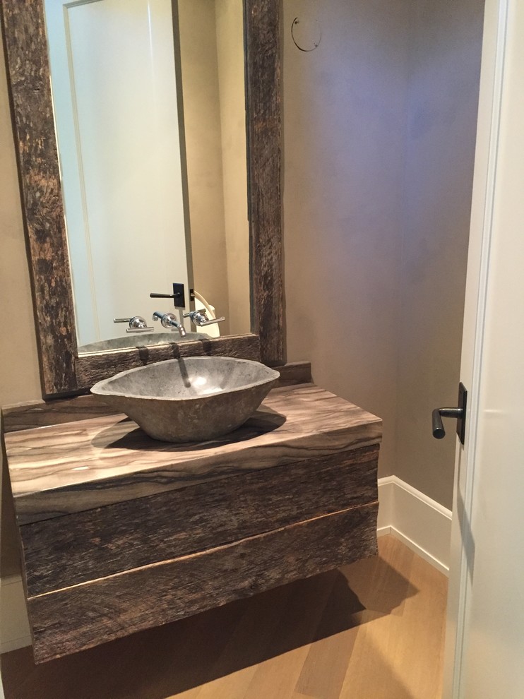 Réalisation d'une petite salle de bain chalet en bois brun avec un placard à porte plane, WC séparés, un mur beige, parquet clair, une vasque et un plan de toilette en granite.