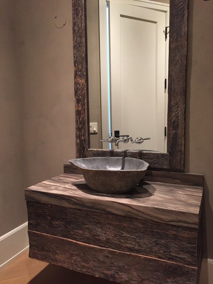 Aménagement d'une petite salle de bain montagne en bois brun avec un placard à porte plane, WC séparés, un mur beige, parquet clair, une vasque et un plan de toilette en granite.
