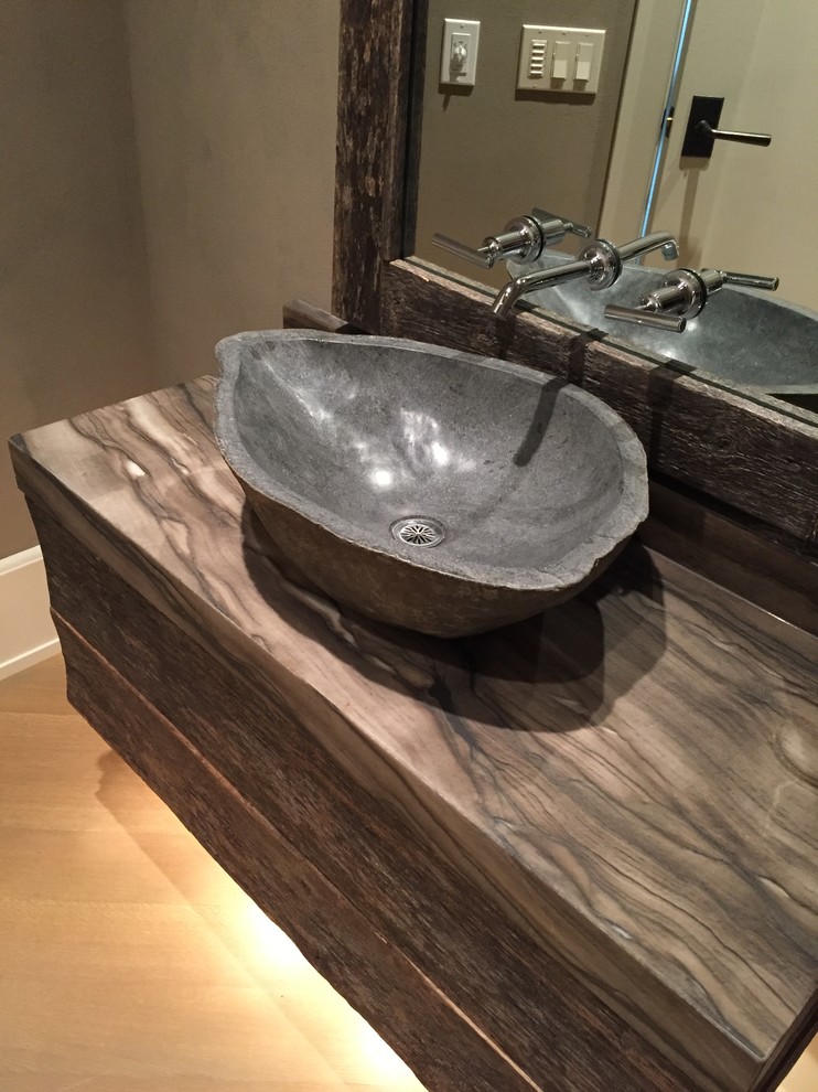 Réalisation d'une petite salle de bain chalet en bois brun avec un placard à porte plane, WC séparés, un mur beige, parquet clair, une vasque et un plan de toilette en granite.