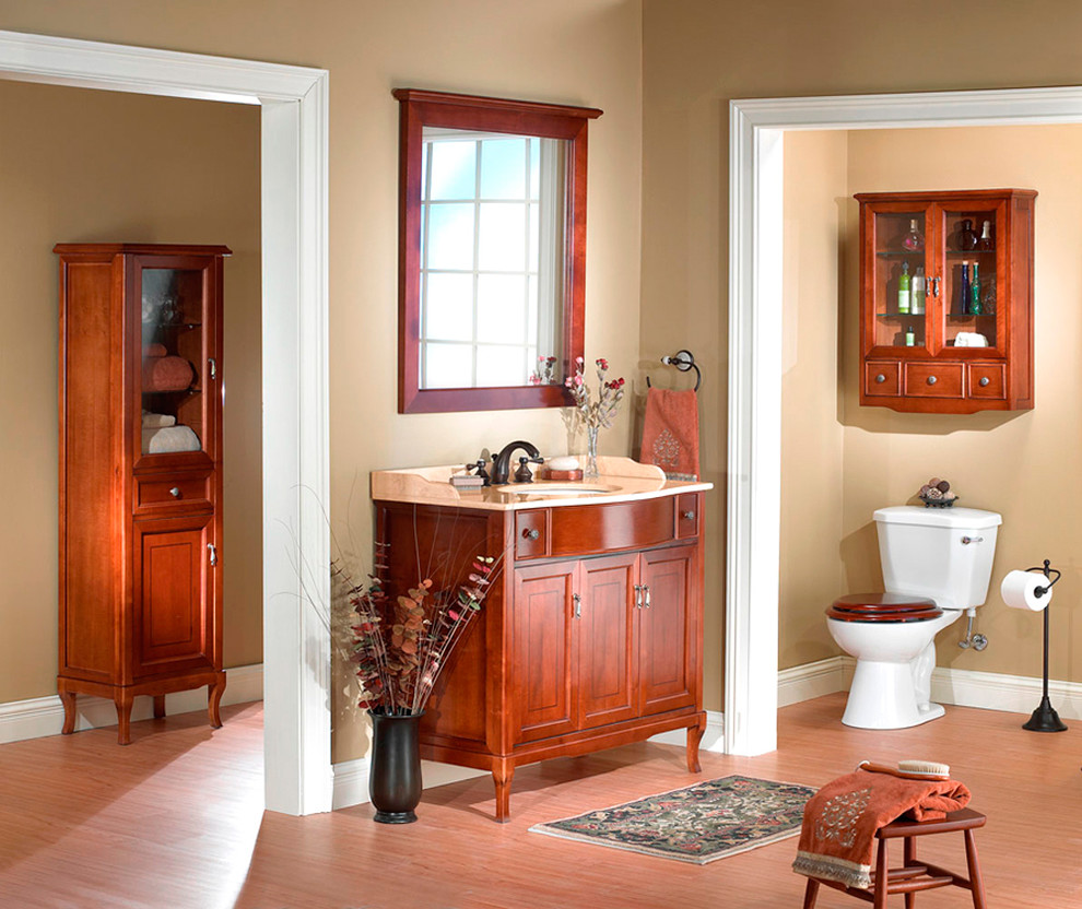 Immagine di una grande stanza da bagno moderna con lavabo integrato, nessun'anta, ante in legno bruno, WC monopezzo, piastrelle marroni, piastrelle effetto legno, pareti beige e pavimento in legno massello medio