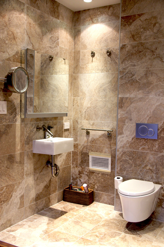Источник вдохновения для домашнего уюта: маленькая ванная комната в современном стиле с подвесной раковиной, коричневой плиткой, керамической плиткой, бежевыми стенами и полом из керамической плитки для на участке и в саду