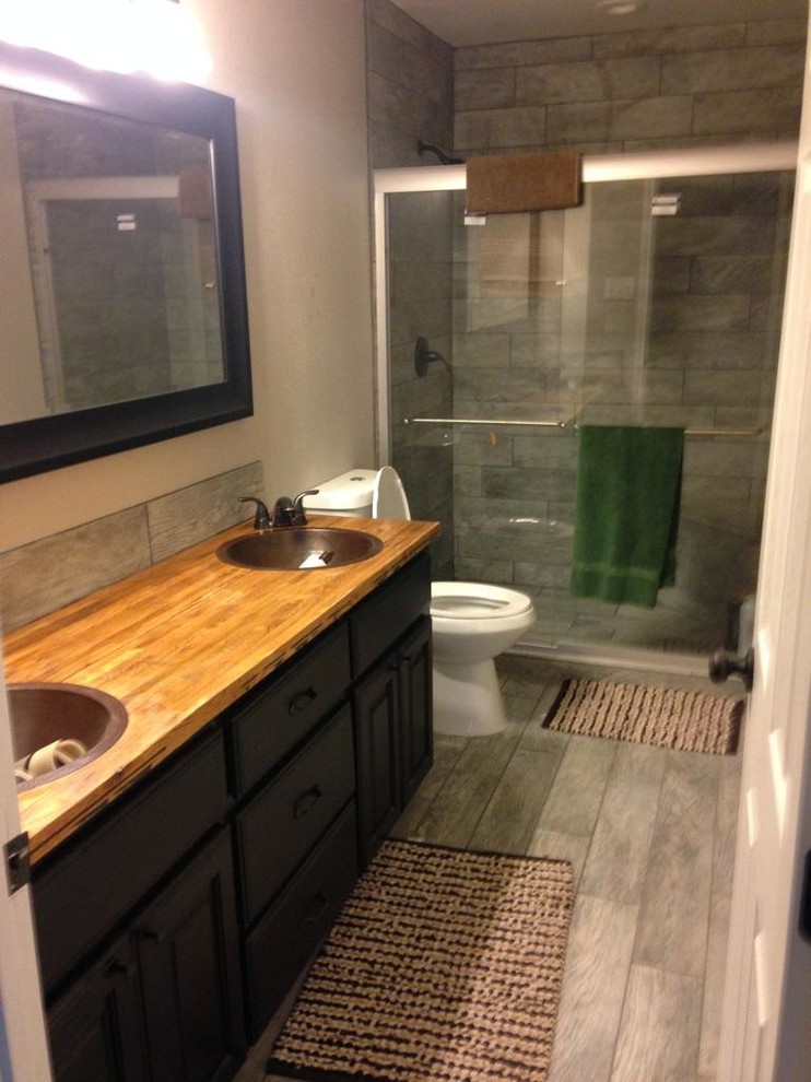 Imagen de cuarto de baño moderno de tamaño medio con encimera de madera, baldosas y/o azulejos grises y paredes blancas