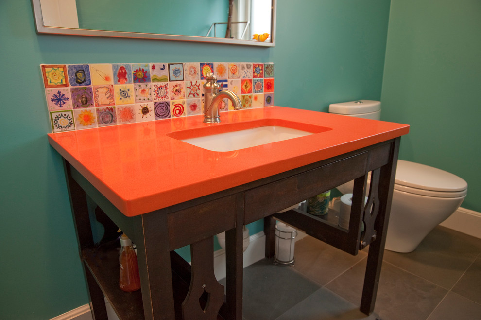 Exempel på ett mellanstort eklektiskt orange oranget badrum, med ett undermonterad handfat, skåp i mörkt trä, bänkskiva i kvarts, en toalettstol med separat cisternkåpa, keramikplattor, gröna väggar och klinkergolv i porslin