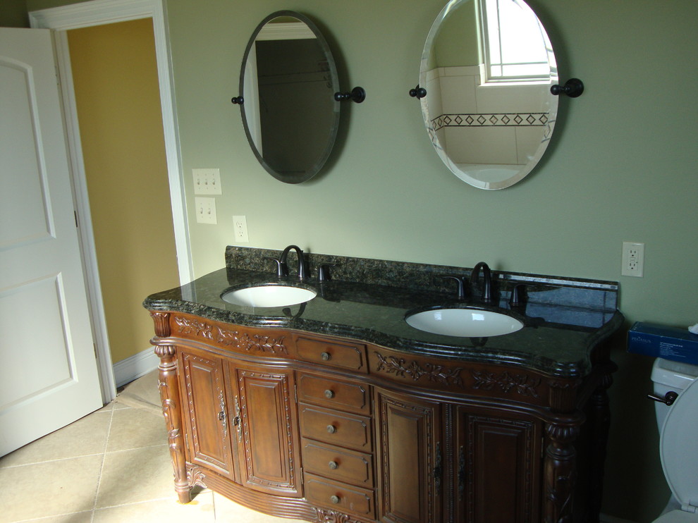 Inspiration för klassiska badrum, med ett undermonterad handfat, skåp i mellenmörkt trä, granitbänkskiva, beige kakel, keramikplattor, gröna väggar och klinkergolv i keramik