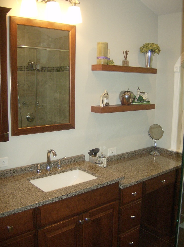 Exempel på ett stort modernt en-suite badrum, med ett undermonterad handfat, luckor med upphöjd panel, skåp i mörkt trä, bänkskiva i kvarts och vita väggar