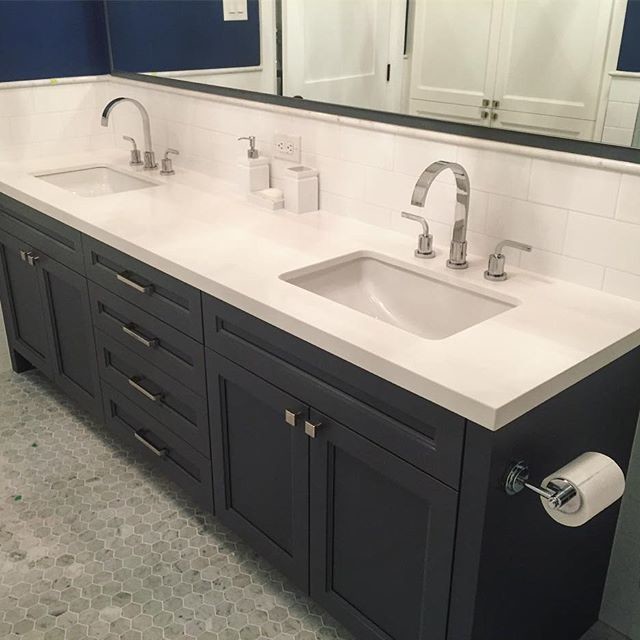 Exempel på ett mellanstort klassiskt badrum med dusch, med skåp i shakerstil, svarta skåp, vit kakel, tunnelbanekakel, blå väggar, klinkergolv i keramik, ett undermonterad handfat och bänkskiva i akrylsten