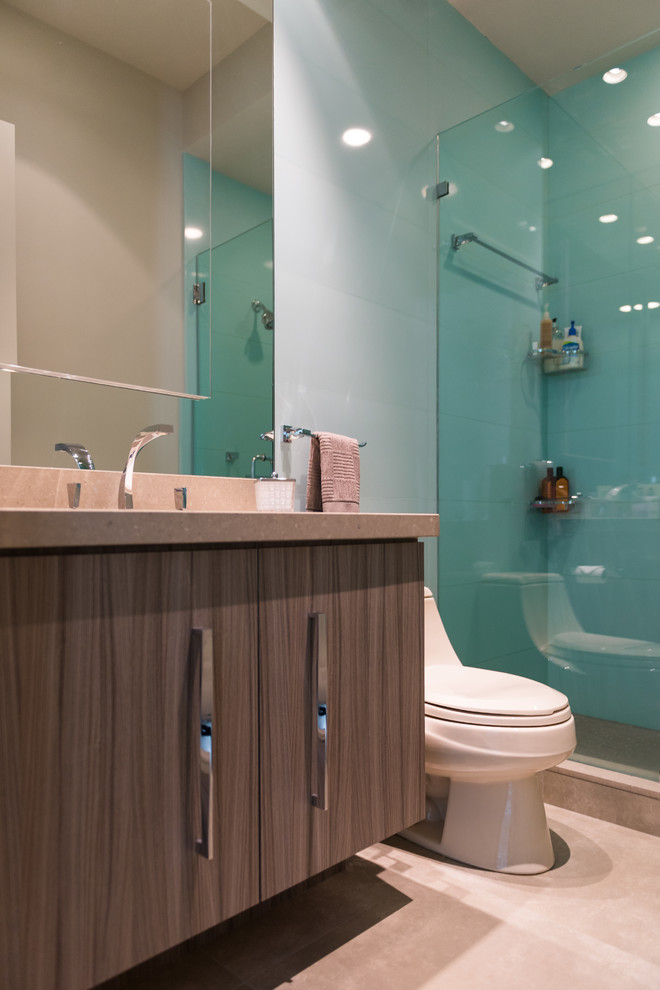 Idées déco pour une salle de bain contemporaine en bois brun avec un plan de toilette en granite.