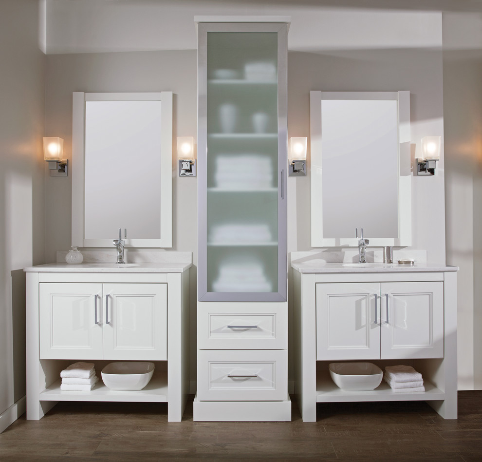 Modern inredning av ett mellanstort en-suite badrum, med luckor med infälld panel, vita skåp, grå väggar, mörkt trägolv, ett undermonterad handfat, bänkskiva i akrylsten och brunt golv