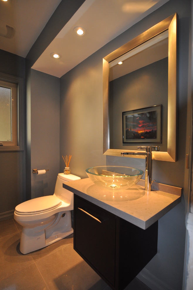 Diseño de cuarto de baño contemporáneo de tamaño medio con armarios con paneles lisos, puertas de armario de madera en tonos medios, encimera de cuarzo compacto, sanitario de una pieza, lavabo sobreencimera, paredes azules y suelo de baldosas de cerámica
