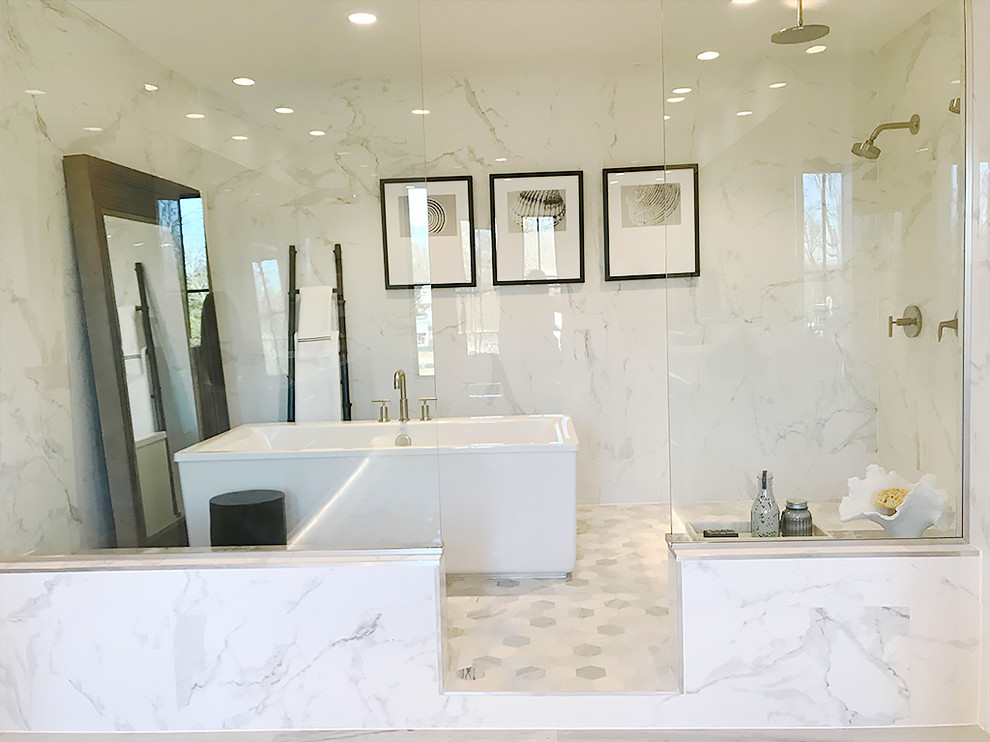 Свежая идея для дизайна: большая главная ванная комната в современном стиле с темными деревянными фасадами, белой плиткой, керамогранитной плиткой, полом из керамогранита, настольной раковиной и белым полом - отличное фото интерьера