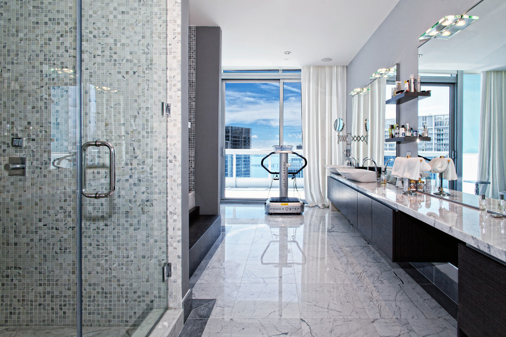 Idéer för ett stort modernt en-suite badrum, med släta luckor, svarta skåp, en dusch i en alkov, flerfärgad kakel, mosaik, blå väggar, marmorgolv, ett fristående handfat, marmorbänkskiva och vitt golv