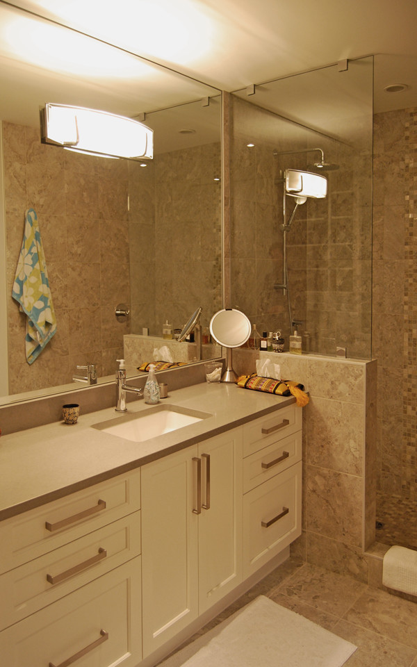 Idee per una stanza da bagno padronale minimalista di medie dimensioni con lavabo sottopiano, ante in stile shaker, ante bianche, top in quarzo composito e doccia aperta