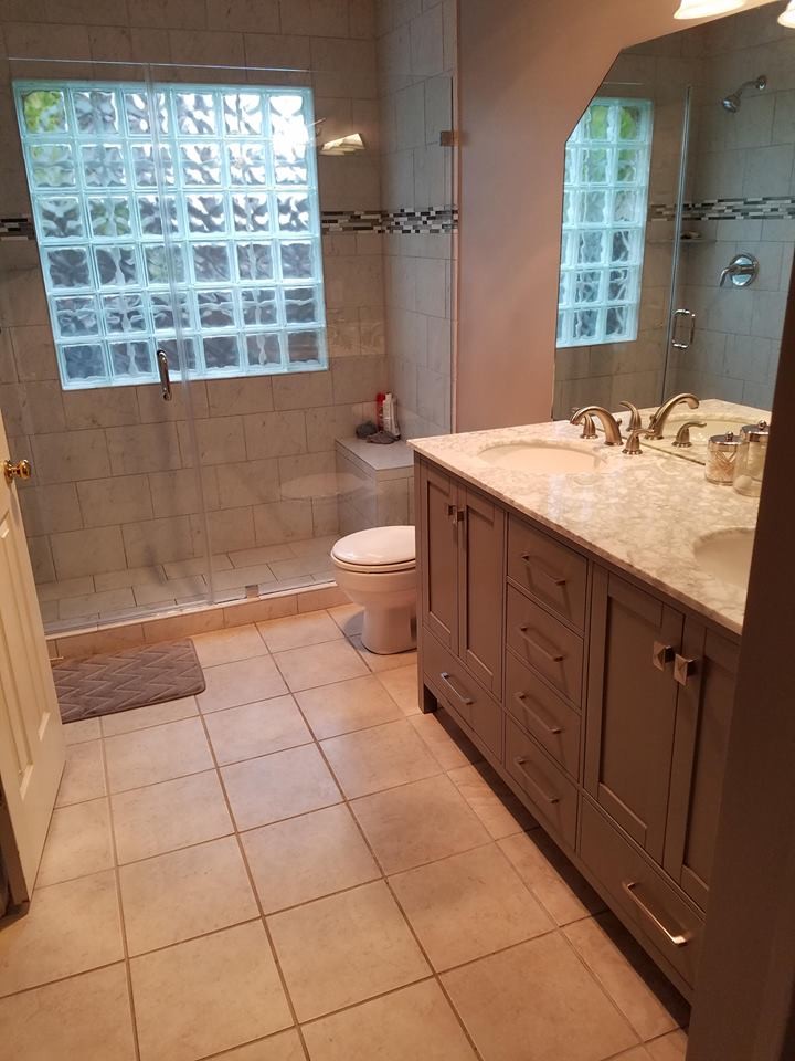 Пример оригинального дизайна: главная ванная комната среднего размера в классическом стиле с фасадами в стиле шейкер, коричневыми фасадами, душем в нише, полом из керамической плитки, врезной раковиной, унитазом-моноблоком, серой плиткой, плиткой кабанчик и коричневыми стенами