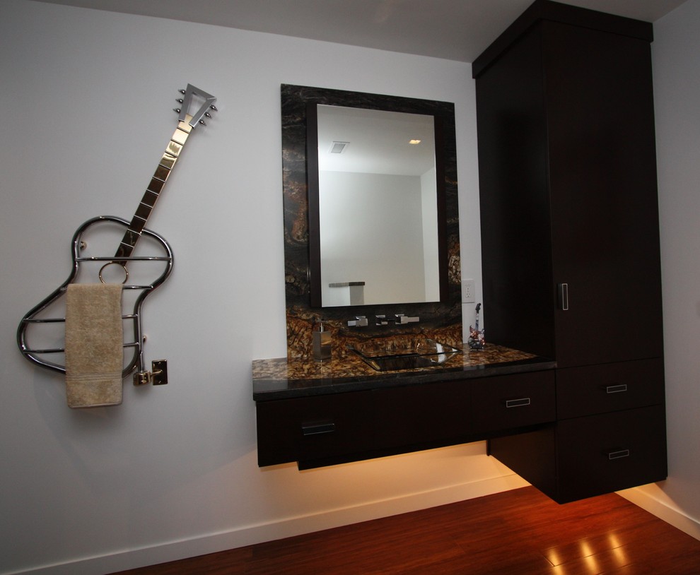 Esempio di una stanza da bagno design con lavabo a bacinella, ante lisce, ante in legno bruno, top in legno, piastrelle di vetro, pareti bianche e pavimento con piastrelle in ceramica