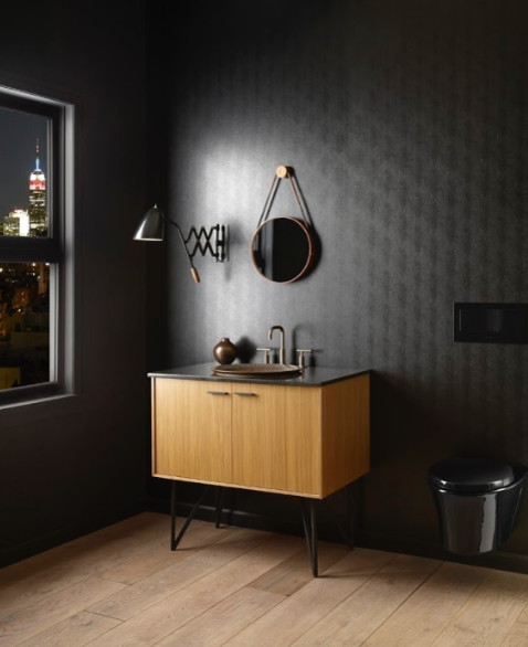 Cette photo montre une salle d'eau rétro en bois clair de taille moyenne avec un placard à porte plane, un mur noir, parquet clair, une vasque et un sol beige.