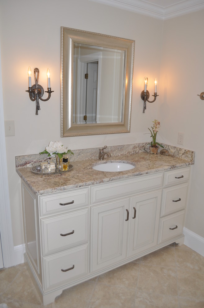 Exempel på ett litet klassiskt en-suite badrum, med ett undermonterad handfat, luckor med upphöjd panel, beige skåp, granitbänkskiva, flerfärgad kakel, keramikplattor, beige väggar och klinkergolv i keramik