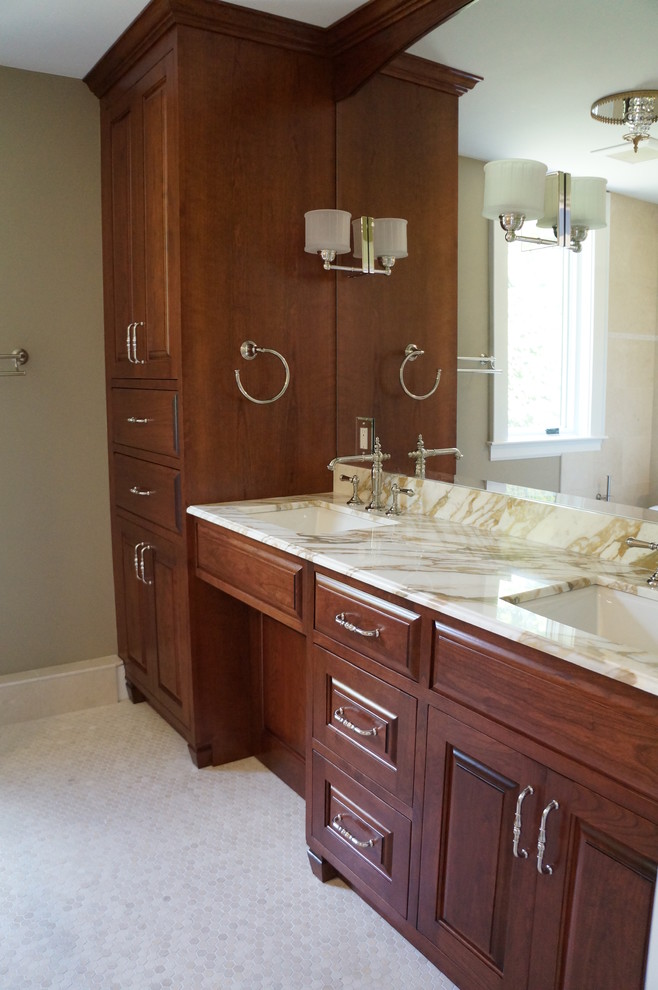 Exemple d'une salle de bain chic en bois foncé de taille moyenne pour enfant avec un placard en trompe-l'oeil, un sol en galet, un lavabo encastré, un plan de toilette en marbre, un sol beige et un plan de toilette beige.