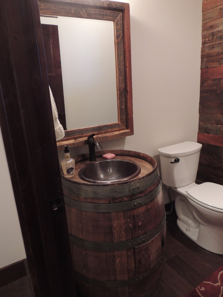 Ejemplo de cuarto de baño rústico pequeño con lavabo encastrado, sanitario de dos piezas, paredes multicolor, suelo de madera oscura y aseo y ducha