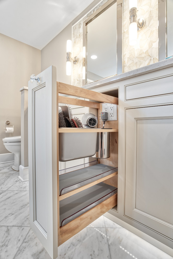 Bild på ett stort vintage vit vitt en-suite badrum, med luckor med profilerade fronter, ett undermonterat badkar, vit kakel, mosaik, marmorgolv, ett undermonterad handfat, bänkskiva i kvartsit, vitt golv och dusch med gångjärnsdörr