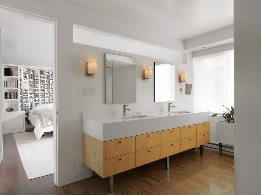 Imagen de cuarto de baño rectangular contemporáneo con lavabo bajoencimera, armarios con paneles lisos y puertas de armario de madera oscura