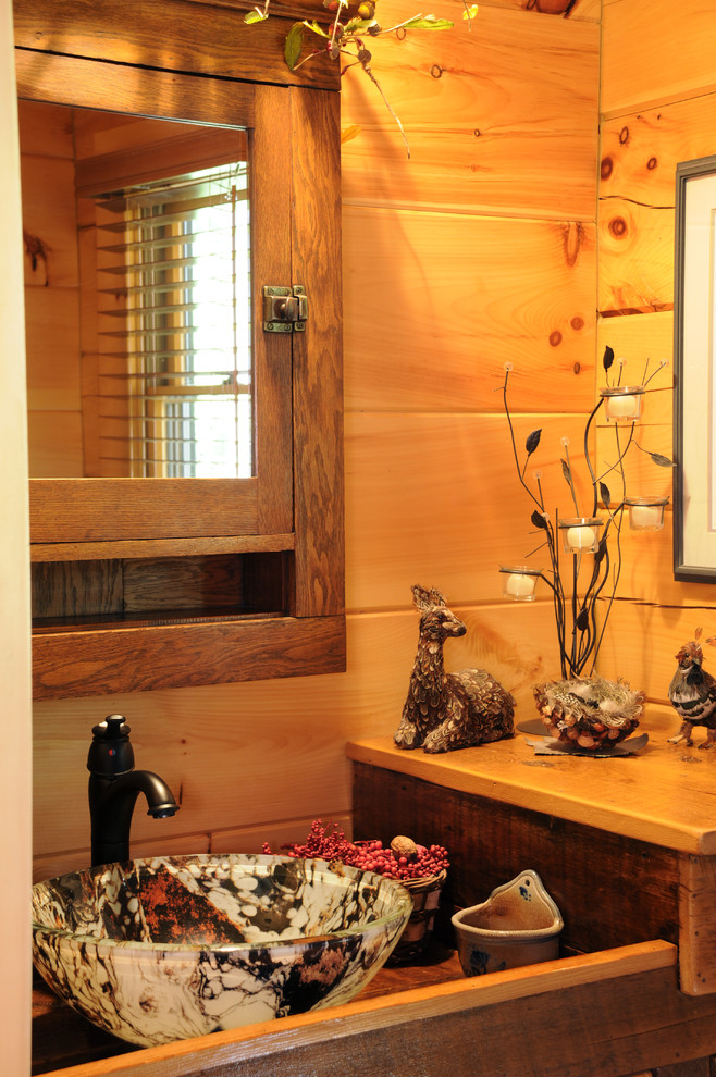Exempel på ett mellanstort rustikt en-suite badrum, med ett fristående handfat, släta luckor, skåp i mellenmörkt trä, träbänkskiva och bruna väggar