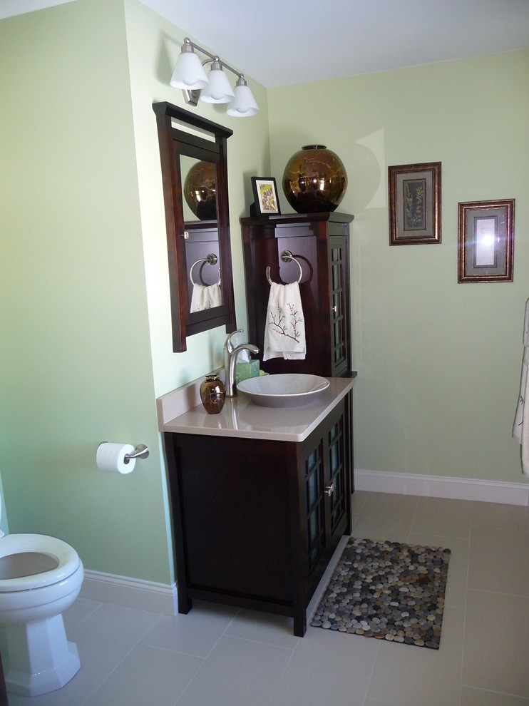 Пример оригинального дизайна: ванная комната в восточном стиле с настольной раковиной, стеклянными фасадами, темными деревянными фасадами, столешницей из искусственного кварца, серой плиткой, керамогранитной плиткой и полом из керамогранита