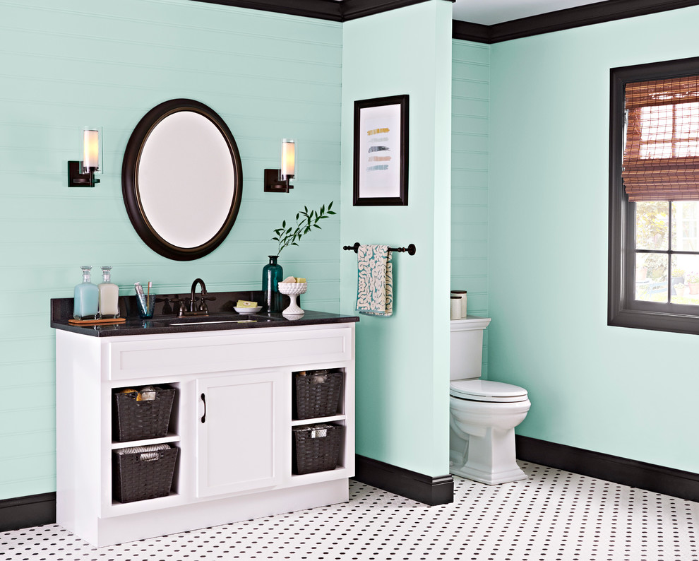 Imagen de cuarto de baño principal clásico renovado grande con lavabo bajoencimera, armarios con paneles empotrados, puertas de armario blancas, encimera de granito, sanitario de dos piezas, baldosas y/o azulejos blancas y negros, paredes azules y suelo con mosaicos de baldosas