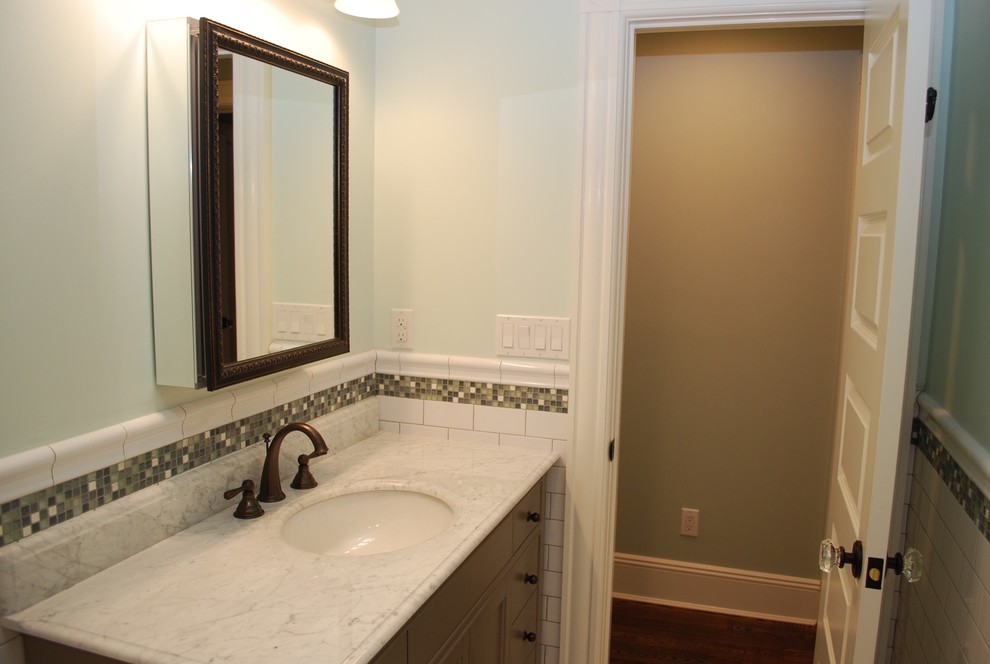 Idéer för små vintage en-suite badrum, med luckor med infälld panel, beige skåp, ett platsbyggt badkar, en öppen dusch, en toalettstol med hel cisternkåpa, vit kakel, keramikplattor, gröna väggar, ett undermonterad handfat och marmorbänkskiva