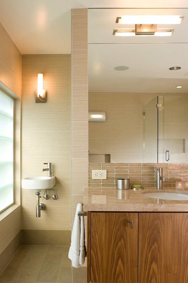 Foto di una stanza da bagno padronale design di medie dimensioni con lavabo sospeso, ante lisce, ante in legno bruno, piastrelle marroni, piastrelle di vetro e pavimento in gres porcellanato