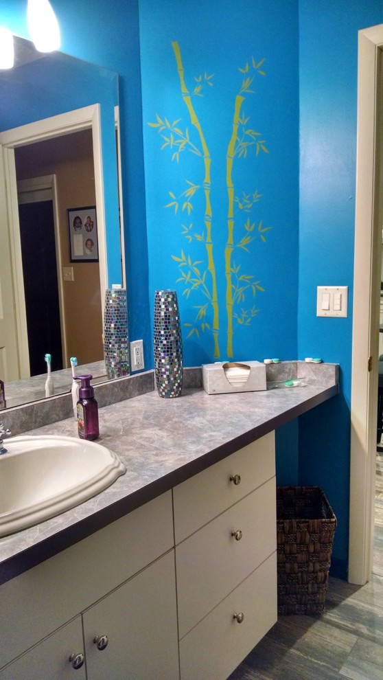 Idéer för att renovera ett mellanstort eklektiskt en-suite badrum, med släta luckor, vita skåp, ett hörnbadkar, en öppen dusch, en toalettstol med hel cisternkåpa, grå kakel, vit kakel, stenkakel, blå väggar, klinkergolv i keramik, ett nedsänkt handfat, bänkskiva i täljsten, grått golv och med dusch som är öppen