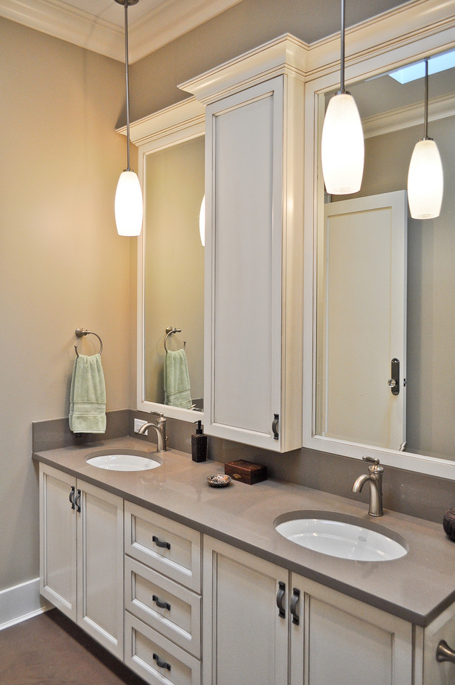 Imagen de cuarto de baño contemporáneo de tamaño medio con puertas de armario blancas, paredes negras, suelo de baldosas de cerámica, lavabo bajoencimera, encimera de cuarcita, suelo marrón y encimeras grises