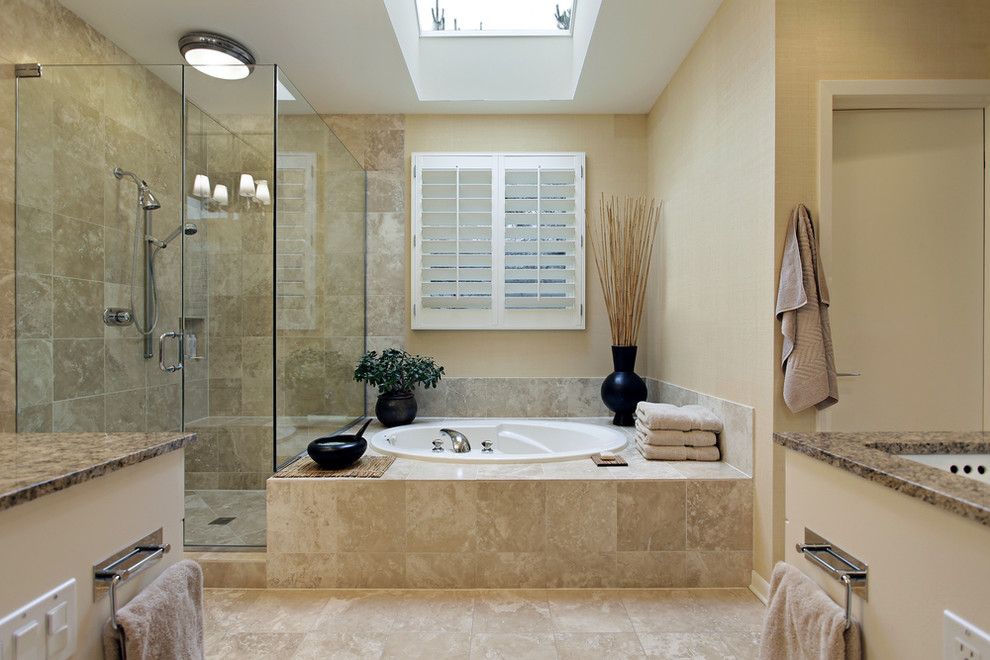 Cette image montre une grande salle de bain principale traditionnelle avec un lavabo encastré, un plan de toilette en granite, une baignoire encastrée, une douche à l'italienne, un carrelage beige, un carrelage de pierre, un mur beige et un sol en travertin.