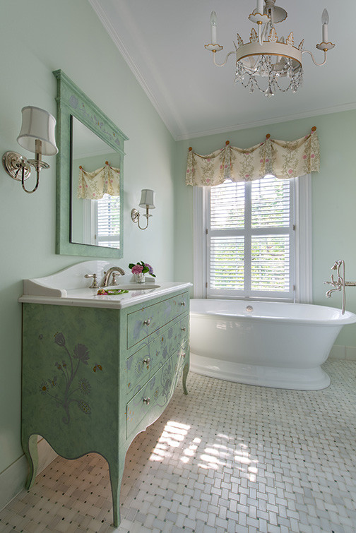 Immagine di una stanza da bagno tradizionale di medie dimensioni con consolle stile comò, ante verdi, vasca freestanding, pareti verdi, pavimento con piastrelle a mosaico, top in marmo, pavimento grigio e top bianco